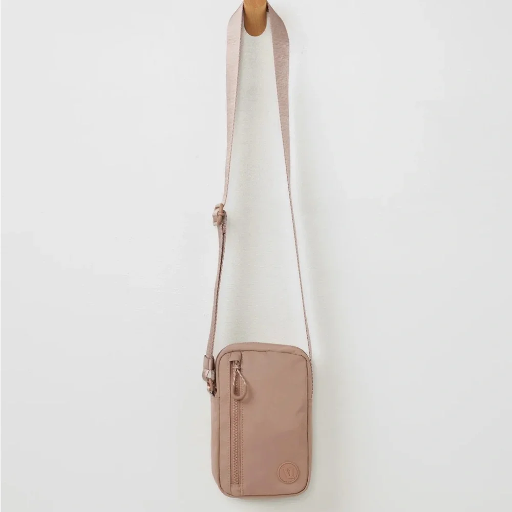 Vuori Women’s All Around Crossbody - Picture 2 of 4